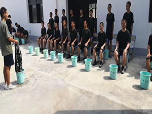 學校教官教學生洗衣服