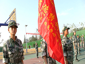 學校組織學生舉行升國旗儀式