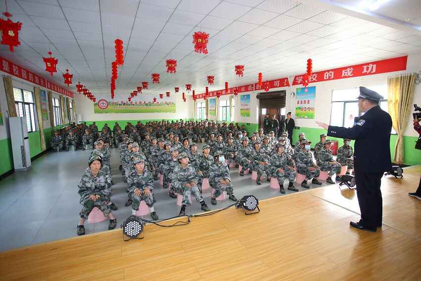 女兒厭學怎么辦？父母應該怎么做？(圖1)