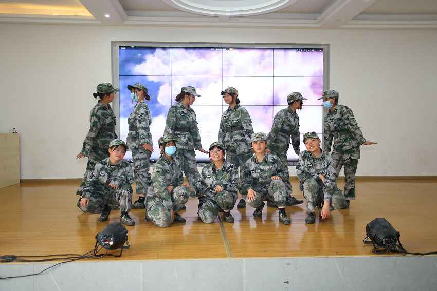 封閉式管理的學校之家長批評孩子掌握六個技